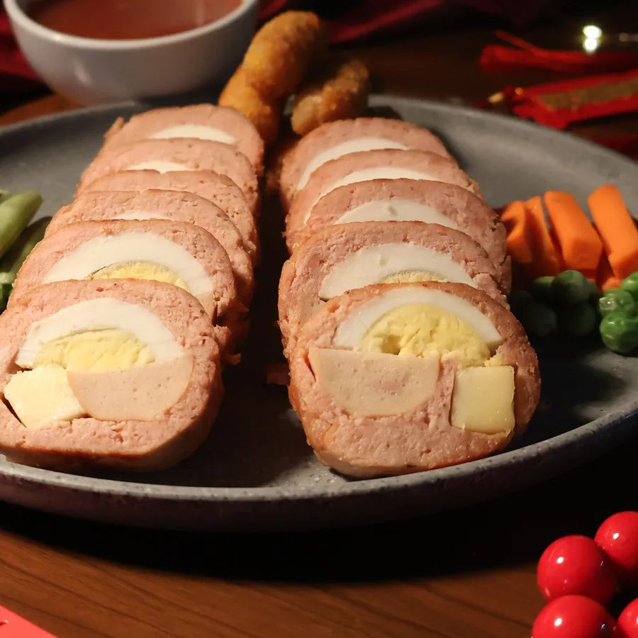 Galantine Classic — gulungan daging isi telur diiris tebal, disajikan dengan saus dan sayuran