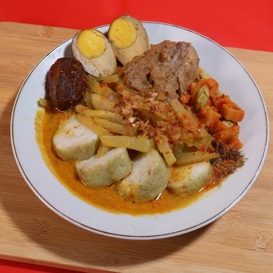 Lontong Cap Go Meh — lontong dengan opor ayam, sambal goreng, telur pindang dan koya