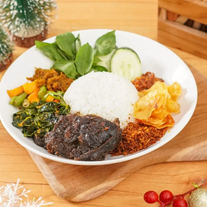 Nasi Empal — empal daging sapi dengan nasi putih, urap sayur, sambal dan lalapan