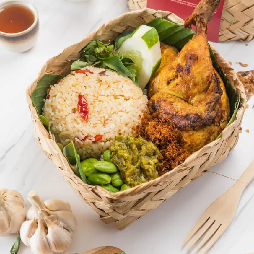 Nasi Liwet dengan ayam bakar, sambal ijo dan pete, disajikan dalam keranjang beralas daun pisang