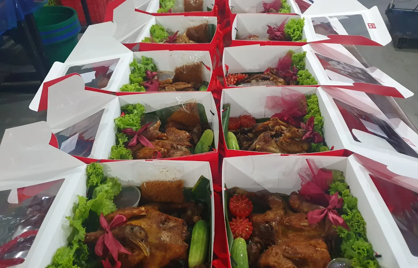 Deretan nasi box W3S berisi lauk lengkap, siap dikirim