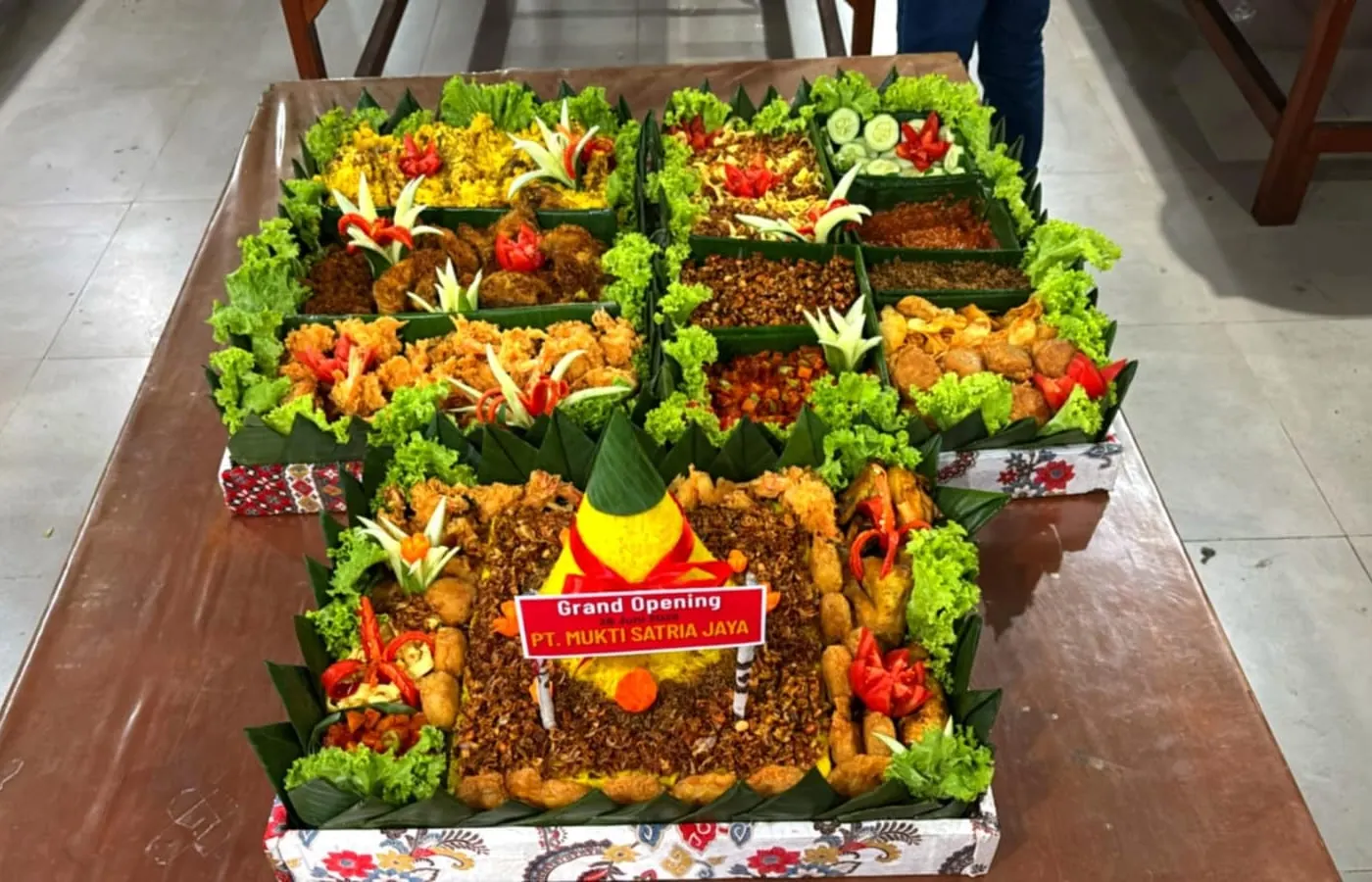 Enam tumpeng W3S tertata untuk acara grand opening perusahaan
