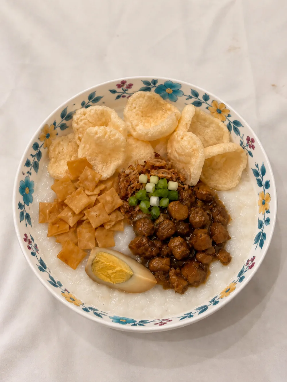 Bubur Ayam dengan ayam kecap, kacang kedelai goreng, kerupuk dan telur rebus